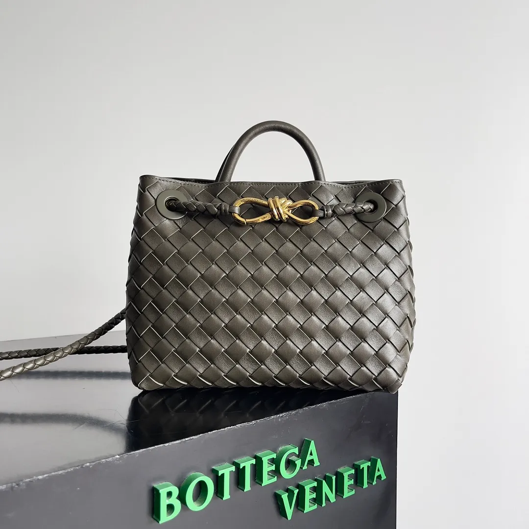 The 2023 new Andiamo batch of 1860 BV has been shipped‼ ️Really popular🔥The new Andiamo woven handbag launched by Bottega Veneta this season is really popular all over the world! ! Celebrities at home and abroad have worn it, and Oscar-winning actress Michelle Yeoh has taken it out on the street. Song Jia, Trai Yara, Yu Feihong, Sanji Ayaka, Rosie Hunting-Whiteley, Yoshioka Riho, etc. have all picked up this bag. It is classic and versatile, showing off its temperament, and the bag capacity is also large, which is very convenient for daily commuting! ! A variety of carrying methods, the shoulder straps can be adjusted by yourself, the original lambskin feels soft and delicate, and the neutral style is made to break gender boundaries and bring a more practical and longer-lasting use experience. Andiamo, which has both elegant and casual styles, perfectly interprets the true appearance of "fashionable old money style". Style number: 743568 Size: 25*22*10.5cm